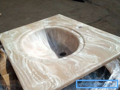 Porcelánové dlaždice mohou být vyrobeny z imitace onyxu, mramoru a dalších drahých přírodních materiálů.