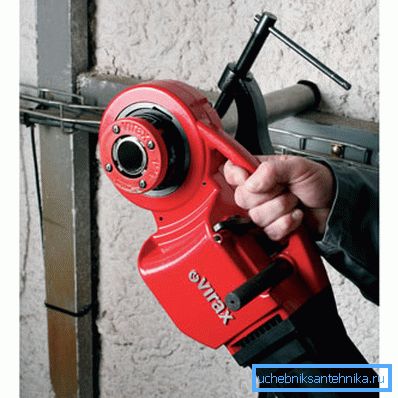 Klupp pro řezání trubek, vybaven elektrickým