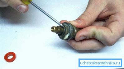 Při výměně vložky byste měli okamžitě vyčistit část měřítka nebo stupnice a také je třeba změnit všechny těsnicí gumové pásky a kroužky