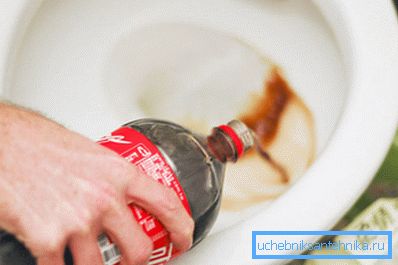 Coca-Cola odstraňuje korozi kvůli vysokému obsahu kyseliny fosforečné.