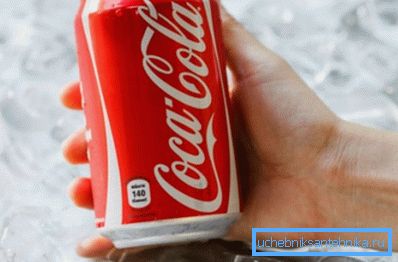 Cola se dokáže vypořádat s hnědou patinou na toaletě Cola se dokáže vypořádat s hnědou patinou na toaletě