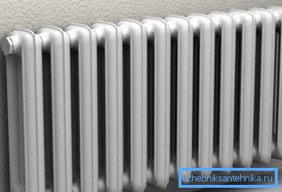 Počet sekcí v radiátoru závisí na zvoleném materiálu radiátoru a na prostoru místnosti.