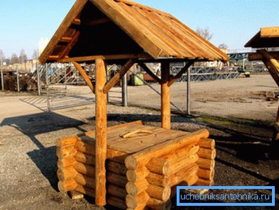 Dobře řezané dřevem s víkem ze stejného materiálu. Dobře řezané dřevem s víkem ze stejného materiálu.
