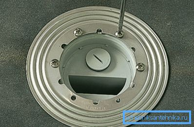 Prstenec lisuje list hydroizolačního materiálu