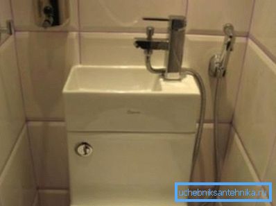 Kompaktní dřez na nádrži se sprchovým připojením. Kompaktní dřez na nádrži se sprchovým připojením.