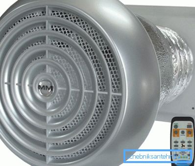 Kompaktní ventilační systém pro obytný dům s vestavěným rekuperátorem.