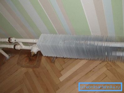 Kompaktní konvektor nezahřívá žádné velké prostory ani při vysoké teplotě nosiče tepla.
