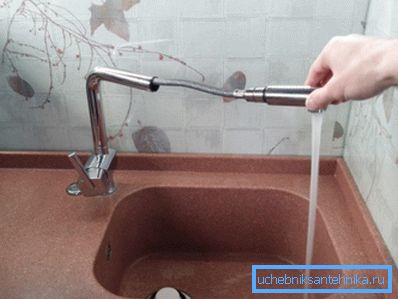 Kompaktní kuchyňská baterie s výsuvnou hubicí - ideální řešení pro menší výlevky Kompaktní kuchyňská baterie s výsuvnou hubicí - ideální řešení pro menší výlevky
