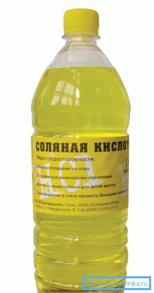 Koncentrovaná kyselina chlorovodíková se prodává v plastové lahvičce. Koncentrovaná kyselina chlorovodíková se prodává v plastové lahvičce.