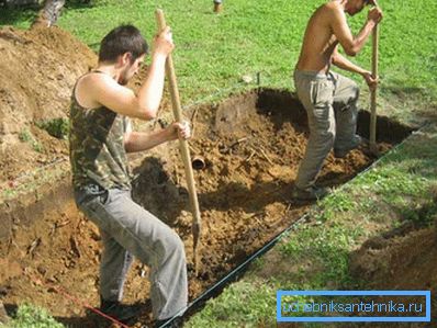 Kopání příkopu pod kanalizační dolu.