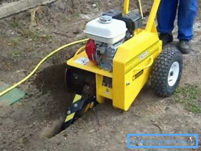 Kopání příkopů pro instalatérské práce se speciálními zařízeními