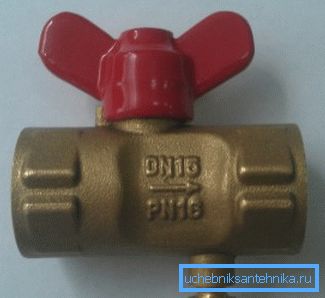 Jeřábem 11B27p s odtokem a šroubovým uzávěrem.