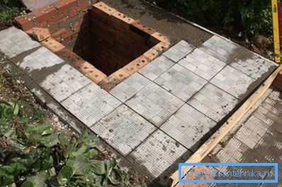 Betonový kryt obložený dlaždicemi Betonový kryt obložený dlaždicemi