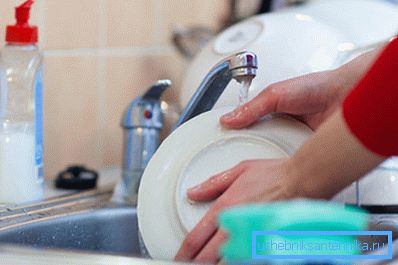 Kuchyňský dřez 40 cm až 40 cm plně uzavírá špinavé nádobí určené k praní