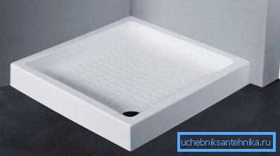 Čtvercový zásobník průměrné hloubky od sanitární keramiky.