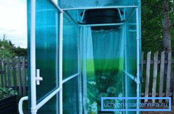 Jednoduchá sprchová kabina pro dávkování s polykarbonátovou šatnou je moderní řešení, které se vyznačuje tím, že konstrukce umožňuje průchod světla.