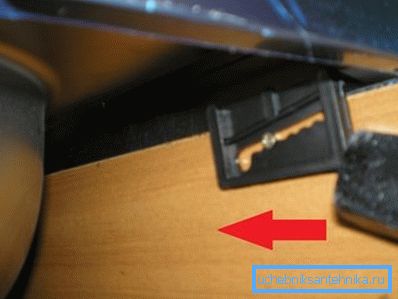 Lehké poklepání plastového držáku se přesune do konstrukční polohy.