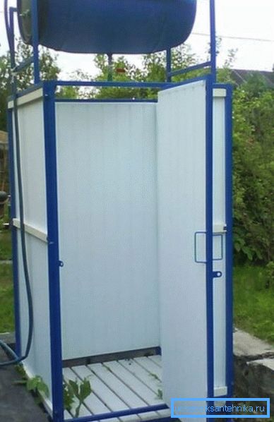 Letní sprcha s nádrží na střeše je nejsnadněji naplněna čerpadlem Letní sprcha s nádrží na střeše je nejsnadněji naplněna čerpadlem