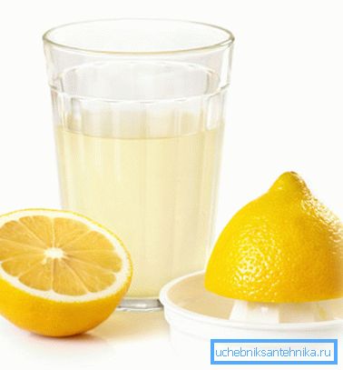 Citronová šťáva, rozpuštěná ve vodě, slouží jako vynikající příchuť Citronová šťáva, rozpuštěná ve vodě, slouží jako vynikající příchuť