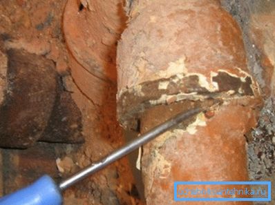 Přebytečný materiál kolem zvonu se jemně rozštěpí