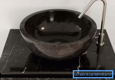 Amatérská fotografie hotové konstrukce z mramoru na skříňce stejného materiálu