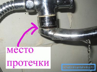 Amatérské fotografie podobného výrobku, které ukazuje umístění úniku vody