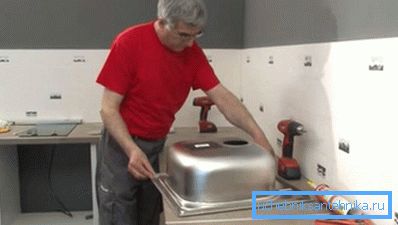 Amatérská fotografie instalačního procesu mytí