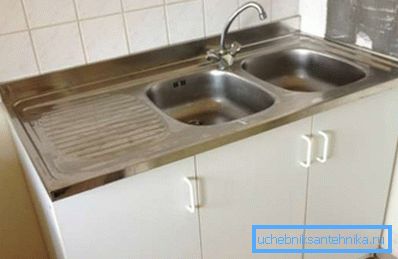 Amatérská fotografie standardního mycího automatu instalovaného na speciální skříňce Amatérská fotografie standardního mycího automatu instalovaného na speciální skříňce