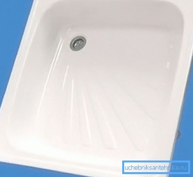 Maximální hloubka zřídka přesahuje 13 - 15 cm.