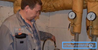 Velitel připravuje předmět pro krimpování. Velitel připravuje předmět pro krimpování.