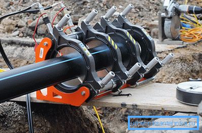 Mechanický stroj pro svařování polyetylénových trubek