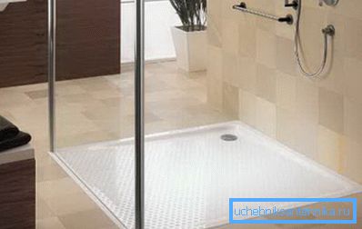 Malý model 120x120 ve skleněné kabině.