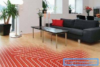 Kovový plast v teplé podlaze systému.