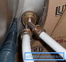 Kovový plast pod kuchyňskou baterií Kovový plast pod kuchyňskou baterií