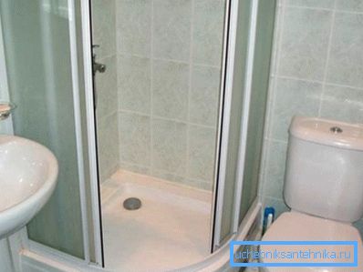 Minimální velikost koupelny se sprchou je 80 cm až 80 cm.