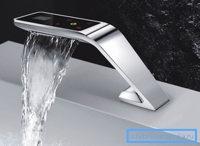 Model s elektronickým ovládáním nemá obvyklé rukojeti.