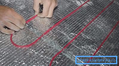 Instalace topného kabelu na tepelně izolační základnu Instalace topného kabelu na tepelně izolační základnu