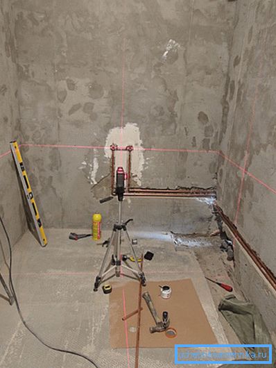 Instalace měděných vodovodních vodičů do drážek. Instalace měděných vodovodních vodičů do drážek.