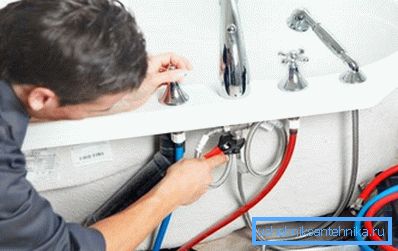 Montáž na straně van je podobná instalaci na dřezu. Montáž na straně van je podobná instalaci na dřezu.