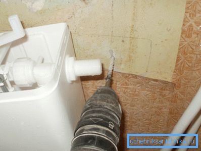 Instalace plastové splachovací nádrže na povrch stěny Instalace plastové splachovací nádrže na povrch stěny