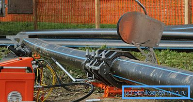 Montáž polyetylenových klempířů do chatové osady. Montáž polyetylenových klempířů do chatové osady.