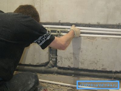 Instalace kabeláže do zdi.