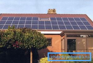 Instalace solárních panelů na střechu.