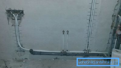 Instalace trubek pro mixážní sadu v koupelně na cihlové zdi