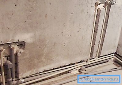 Instalace potrubí v bráně Instalace potrubí v bráně