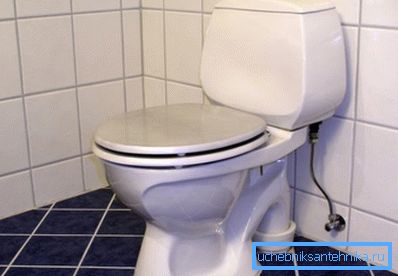 Instalace WC mísy systému kompaktní na podlahu z keramické dlaždice.