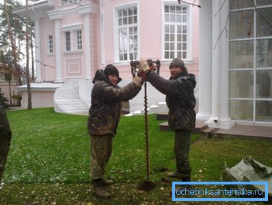 Můžete si pronajmout malý ruční vrták a udělat všechnu práci sami (na fotografii)