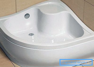 K dispozici jsou keramické sprchové vaničky s posezením. K dispozici jsou keramické sprchové vaničky s posezením.
