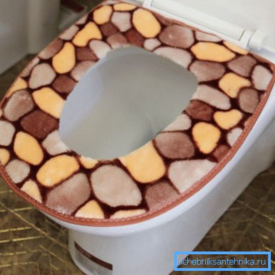 Měkký materiál pokrývající kryt toaletní nádoby se rychle stává nepoužitelným.