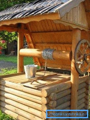 Ve fotce - studna s poklopem pod baldachýnem